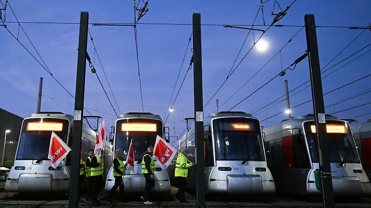Wie hier bei der Düsseldorfer Rheinbahn streiken Verdi-Mitglieder für mehr Lohn.