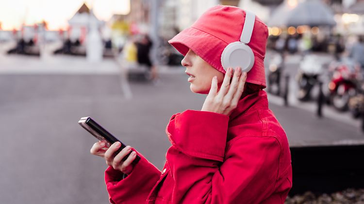 Die Trendfarbe 2023 heißt "Viva Magenta" und so kombinieren wir die Pantone-Farbe.