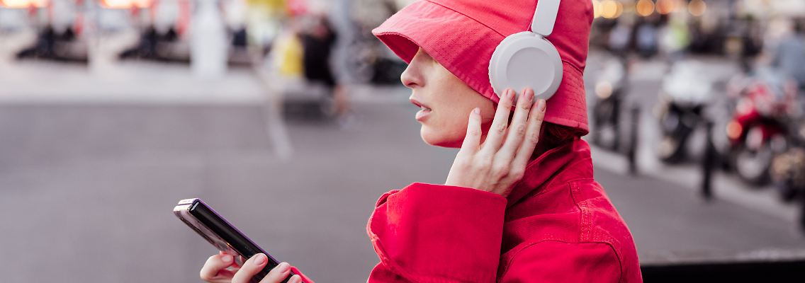 Die Trendfarbe 2023 heißt "Viva Magenta" und so kombinieren wir die Pantone-Farbe.