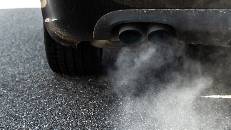 Der Vorwurf klingt bekannt: Die Autohersteller sollen Software verwenden, die die Abgasreinigung an den Fahrzeugen über eine bestimmte Distanz ausschaltet.