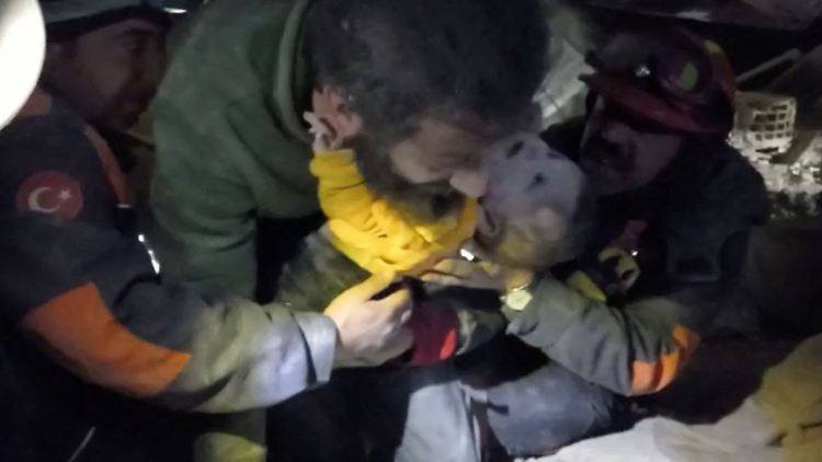 Eines der Wunder der Nacht: Die Retter bergen ein Baby aus den Trümmern - 68 Stunden nach dem Unglück.