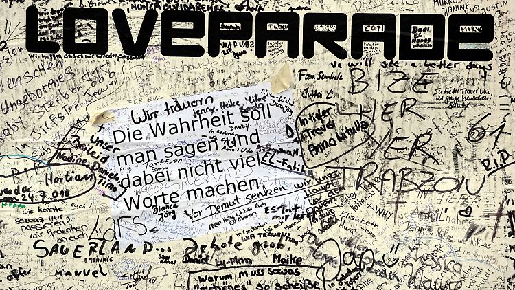 Ein Plakat nahe der Unglücksstelle erinnert an die Toten.