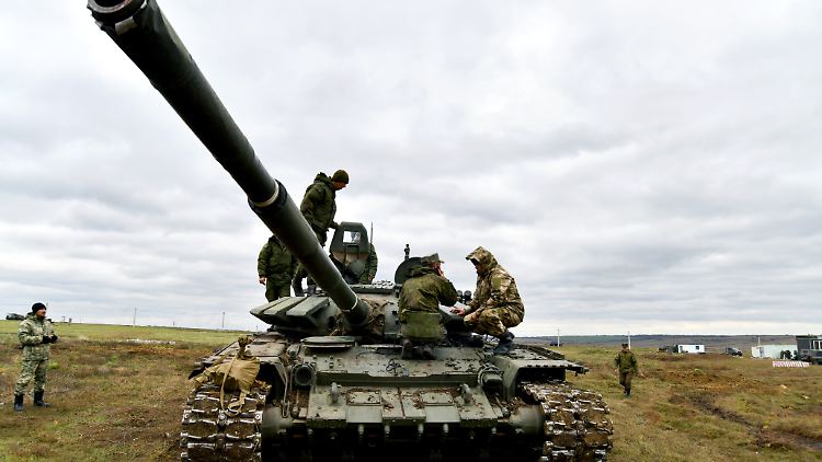 Wenn der Boden in der Ukraine taut, haben russische Panzer es deutlich schwerer, sich fortzubewegen. 