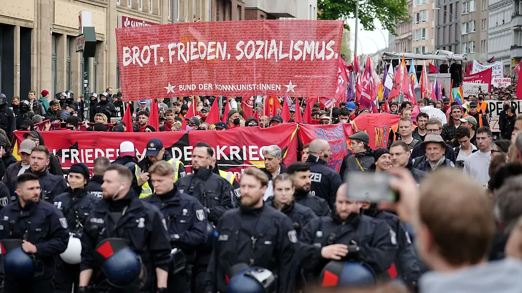 Demonstranten-halten-ein-Banner-mit-dem-Schriftzug-Brot-Frieden