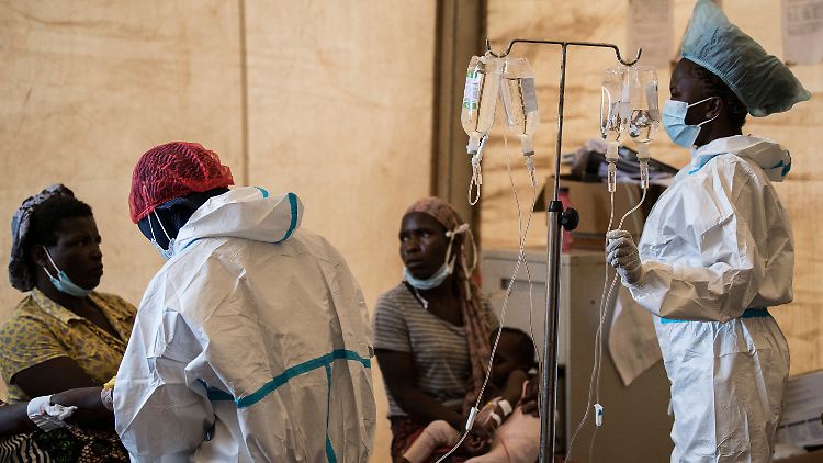Gesundheitspersonal behandelt Cholera-Patienten in der malawischen Hauptstadt Lilongwe.