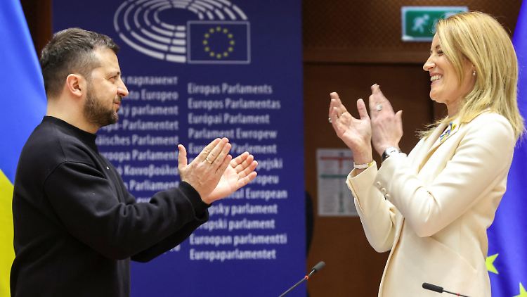 Der ukrainische Präsident Selenskyj will sein Land "nach Hause führen" - und meint damit eine EU-Mitgliedschaft. EU-Parlamentspräsidentin Metsola bedeutet Kiew, dass das Land willkommen sei.