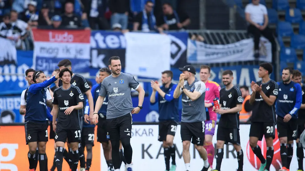 Hamburgs-Spieler-gehen-nach-dem-Schlusspfiff-ueber-das-Spielfeld