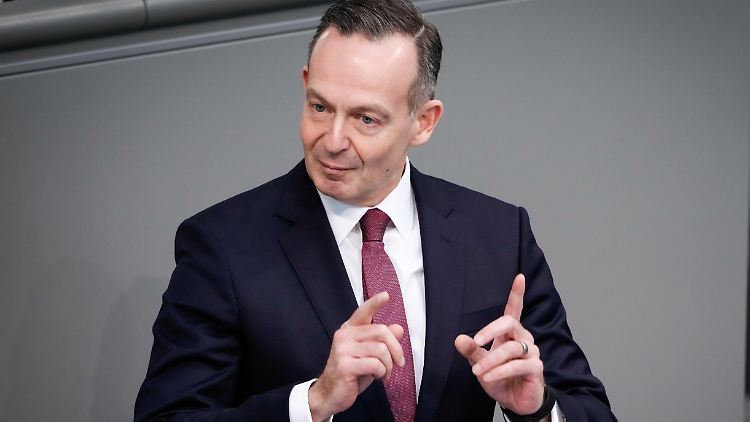 Bundesverkehrsminister Wissing preist das "Deutschlandticket" als "Multitalent". 