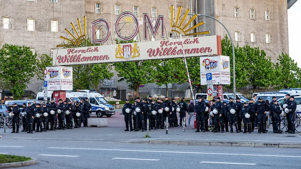 Einsatzkraefte-der-Polizei-sichern-nach-dem-Abpfiff-die-Abreise-der-Fans-vom-Stadion