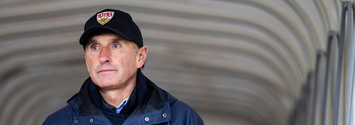 Stuttgarts Trainer Bruno Labbadia steht vor dem Spiel im Stadion.