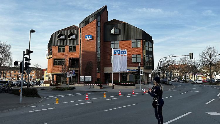 Das Gelände um eine Bankfiliale in Dorsten ist mit Pylonen und Absperrband versehen.