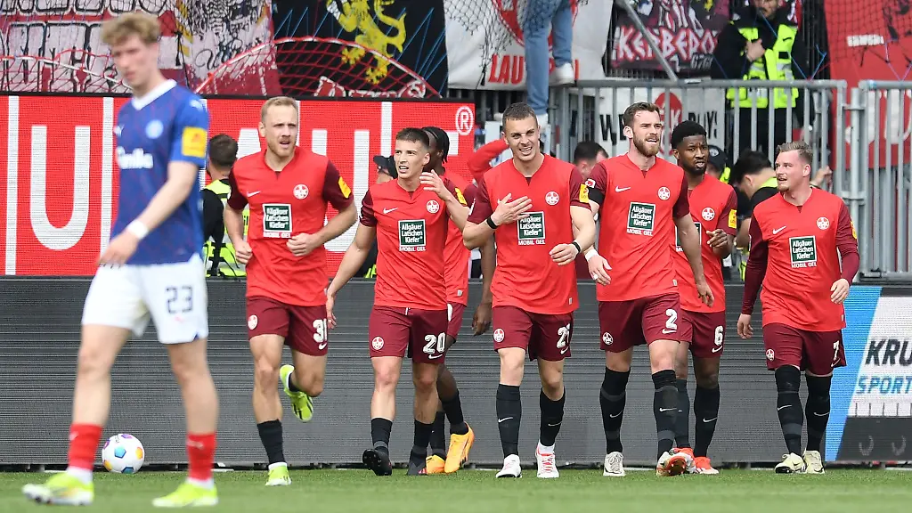 Kaiserslauterns-Spieler-jubeln-nach-dem-Tor-zum-1-3