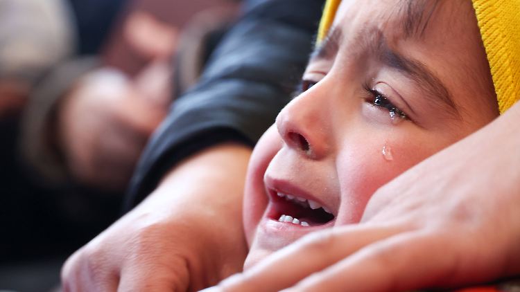 Viele Menschen in Nordsyrien verlieren bereits zum zweiten Mal ihr Zuhause, sagt Tareq Alaows von "Pro Asyl".
