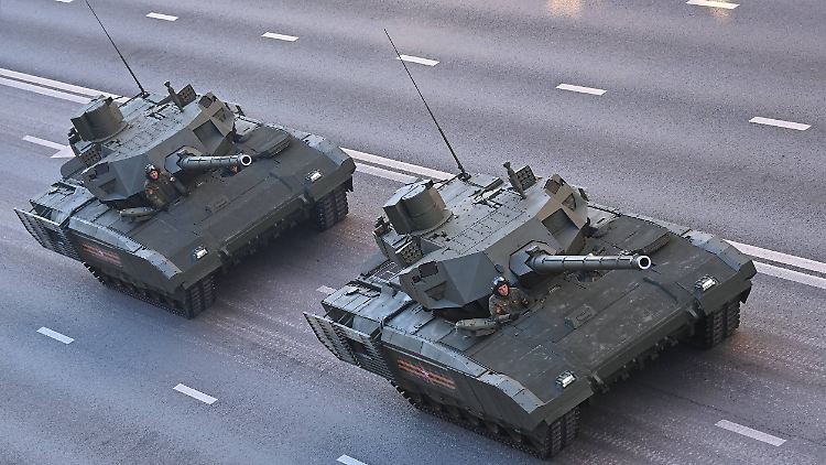 Russland möchte die Produktion moderner Panzer hochfahren - ob der T14 Armata dabei ist, ließ Medwedew offen.