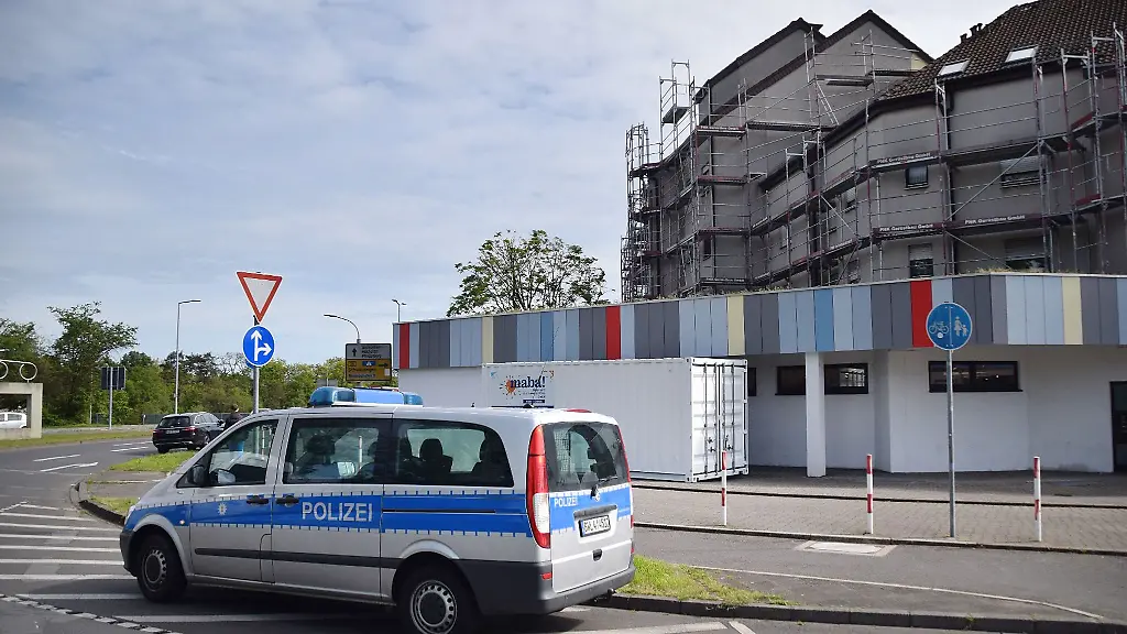 Ein-Fahrzeug-der-Polizei-steht-in-Mannheim