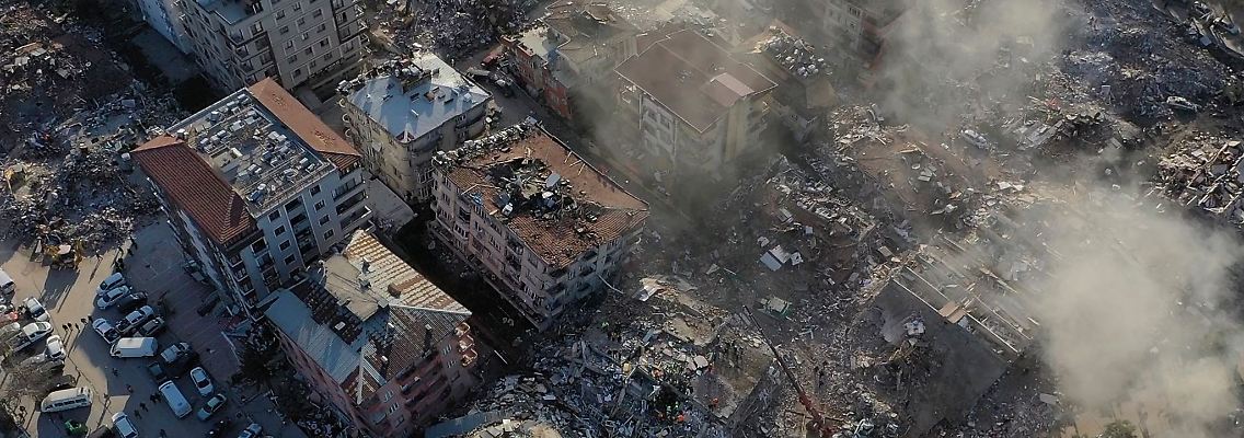 Eine Luftaufnahme zeigt die Zerstörung in Antakya.