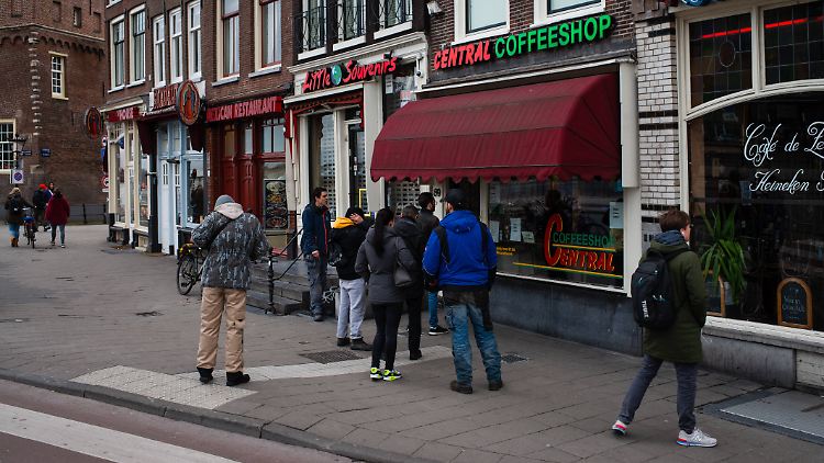 Drinnen Joint kaufen und draußen auf der Straße rauchen - das ist bald nicht mehr überall möglich.