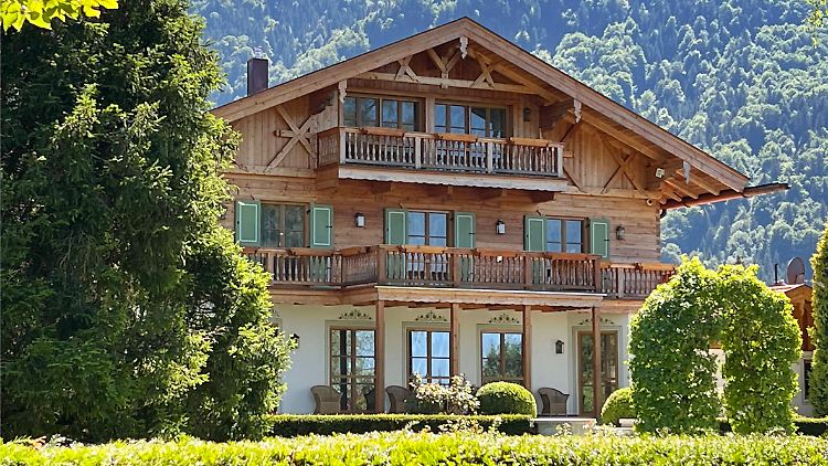 Eine Villa in Rottach-Egern, die dem Russen Alischer Usmanow zugeschrieben wird.