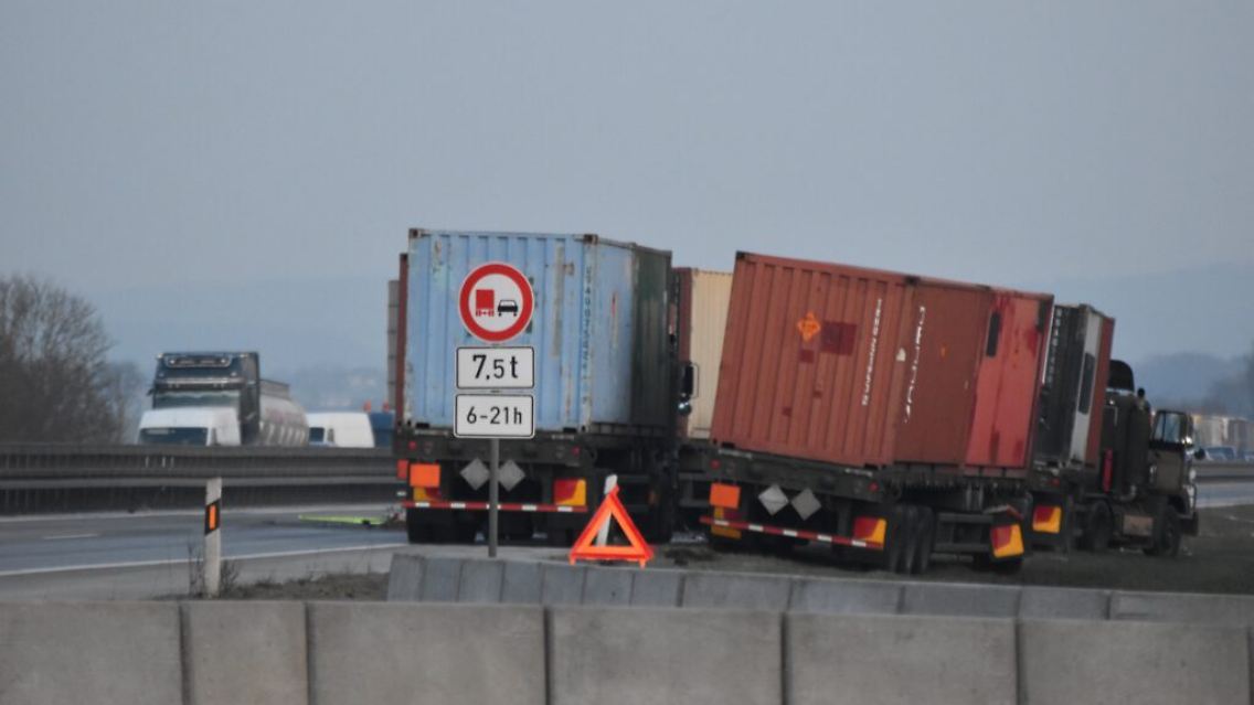 Bei dem Zusammenstoß auf A6 wurden laut Polizei zwei Militärangehörige schwer verletzt.