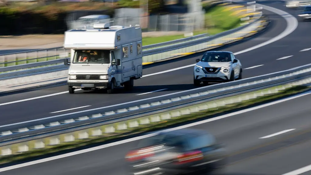 Ein-Wohnmobil-faehrt-auf-der-Autobahn-A114-am-letzten-Tag-der-Herbstferien-in-Berlin-und-Brandenburg-Richtung-Stadtzentrum-Berlin