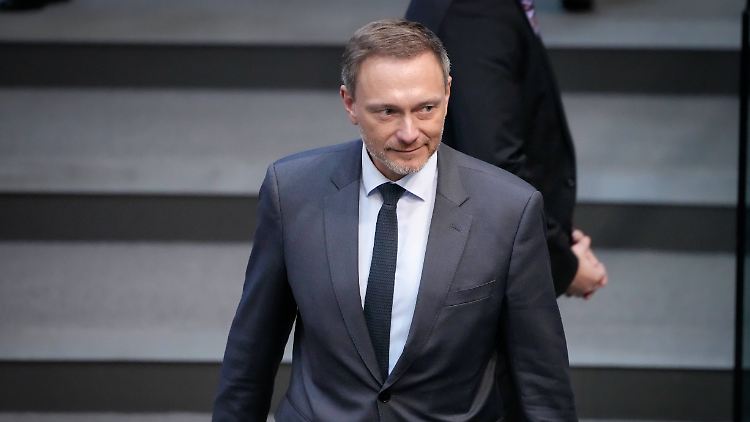 Lindner verteidigt sein Festhalten an der Schuldenbremse.