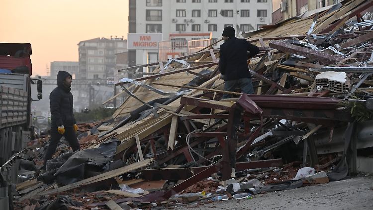 Unter den Tausenden eingestürzten Gebäuden im türkisch-syrischen Grenzgebiet werden noch Zehntausende Erdbebenopfer vermutet.