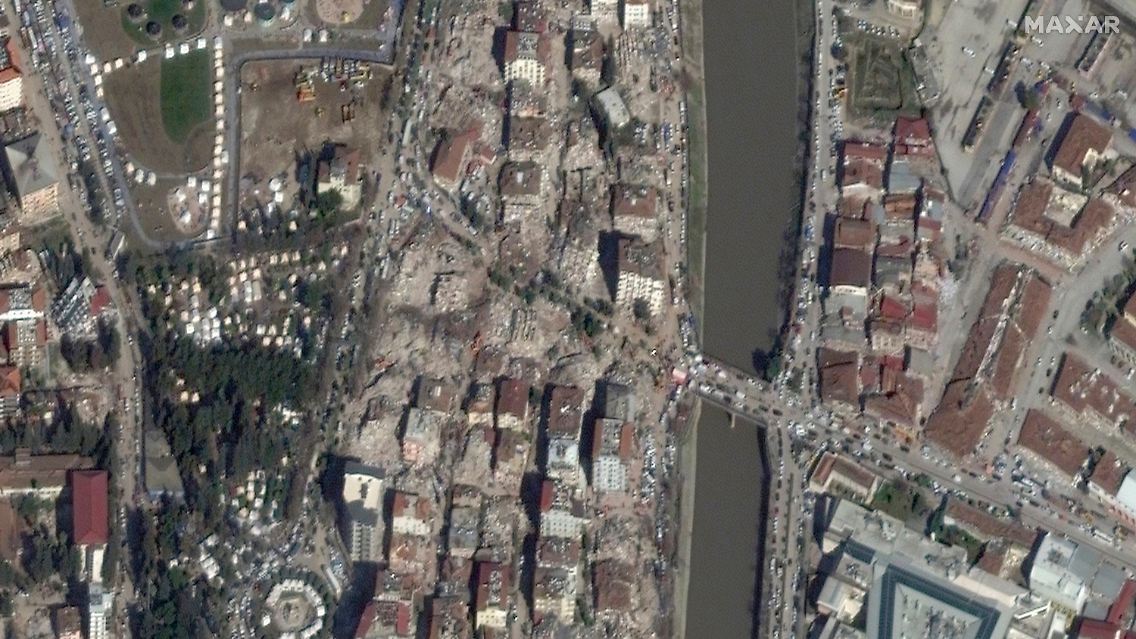 Satellitenaufnahmen zeigen, wie verheerend das Erdbeben ist.