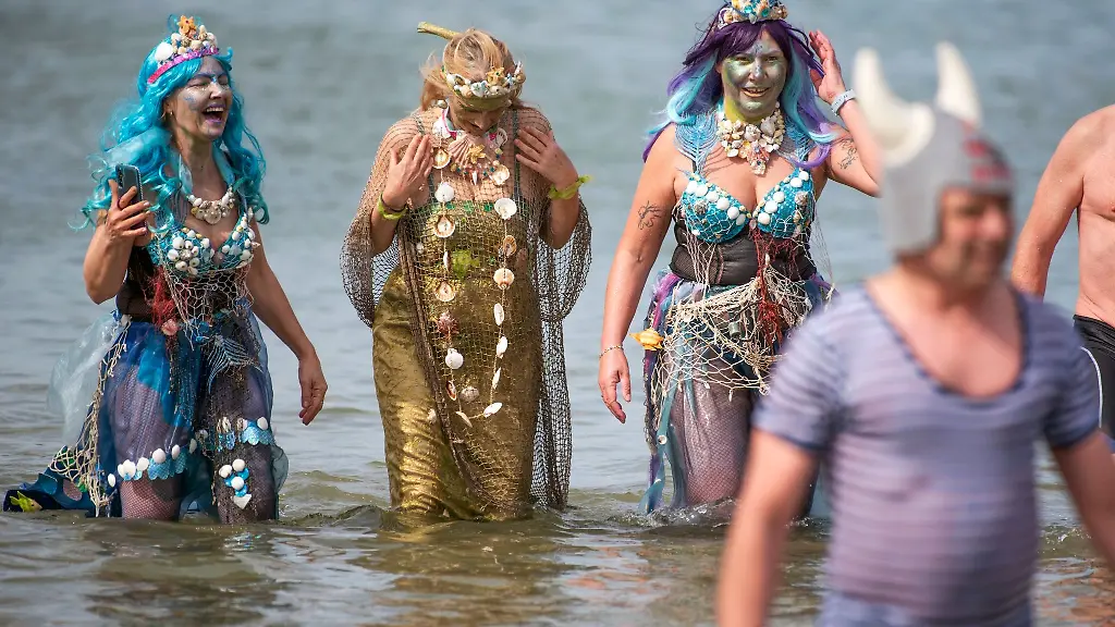 Kostuemierte-Eisbader-nehmen-ein-Bad-in-der-8-Grad-kalten-Ostsee-vor-Warnemuende