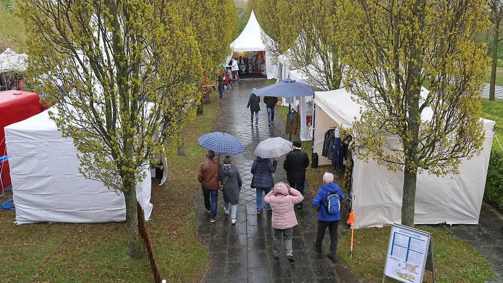 Nach-der-Eroeffnung-der-Verbrauchermesse-Hanseschau-Wismar-sind-Besucher-unterwegs
