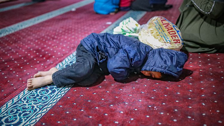 Die niedrigen Temperaturen in Gaziantep erhöhen die Überlebenschancen der Verschütteten. Für jene, die ihr Zuhause verloren haben, werden sie jedoch zur großen Herausforderung.