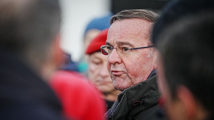 Nach einem Treffen mit seinem polnischen Amtskollegen gibt Verteidigungsminister Pistorius am Mittwoch in Warschau ein Statement ab - allein. Er reist aus Kiew an, das er zuvor besucht hatte.