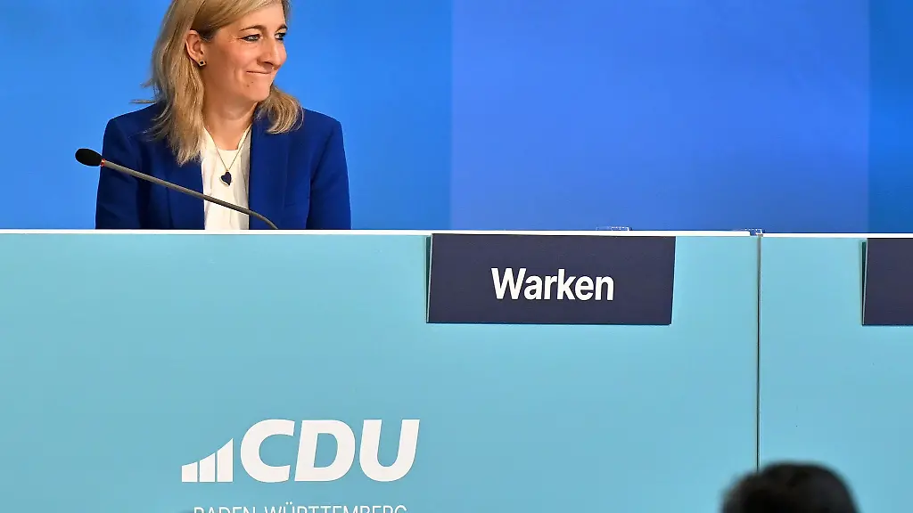 Nina-Warken-CDU-Bundestagsabgeordnete-laechelt-beim-Landesparteitag-im-Sitzungssaal