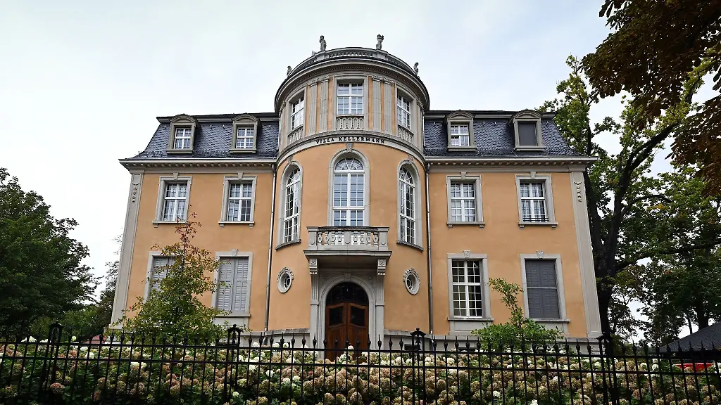 Die-im-Jahr-1914-erbaute-Villa-Kellermann-am-Heiligen-See-in-der-Potsdamer-Mangerstrasse