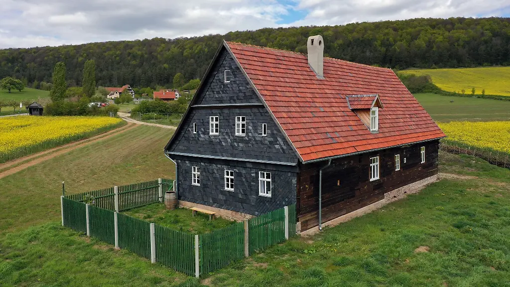 Das-wieder-aufgebaute-Frankenwaldhaus-aus-dem-suedthueringischen-Heinersdorf-von-1709-steht-im-Thueringer-Freilichtmuseum-Hohenfelden