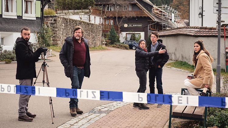 Berg (Hans-Jochen Wagner, 2.v.l.) und Tobler (Eva Löbau, 3.v.l.) ermitteln im Schwarzwald.