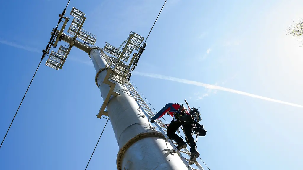 Ein-Retter-der-Bergwacht-Bayern-klettert-eine-Stuetze-der-Seilbahn-hinauf