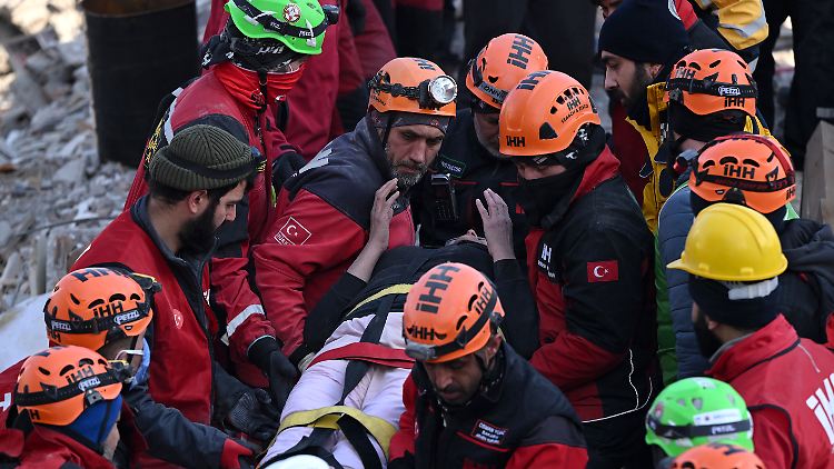 Einsatzkräfte umringen die Mutter der vier Kinder. Die Familie wurde in ein Krankenhaus gebracht.