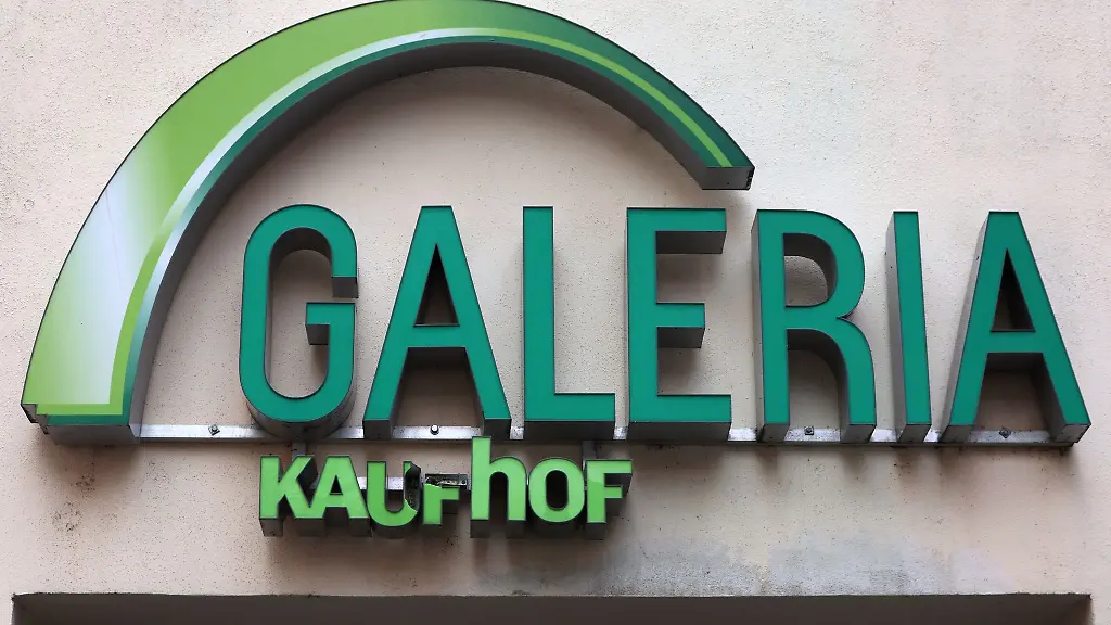 Ein-beschaedigter-Schriftzug-ist-an-einer-Filiale-der-Kaufhauskette-Galeria-Kaufhof-zu-sehen