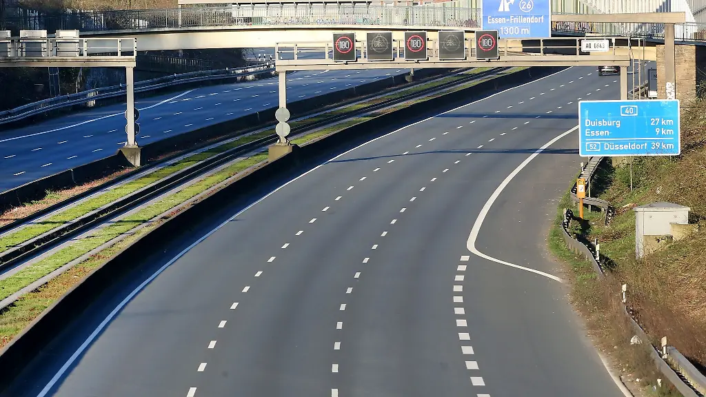 Die-viel-befahrene-Autobahn-wird-im-Stadtgebiet-fuer-den-Abriss-einer-Fussgaengerbruecke-komplett-gesperrt