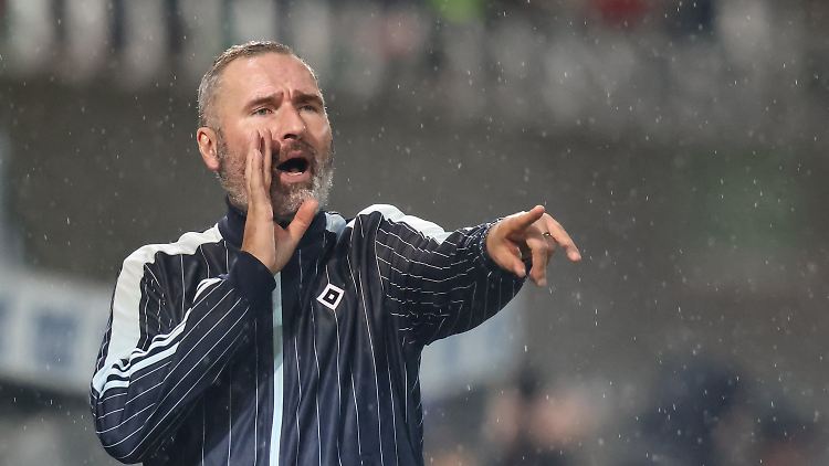 Tim Walter ist mit seiner Mannschaft zumindest sportlich in der Spur.