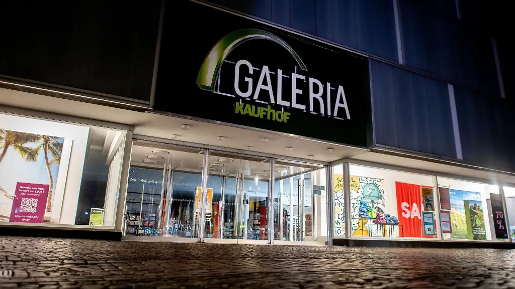 Ein-Logo-haengt-an-einer-Filiale-von-Galeria-Karstadt-Kaufhof-in-der-Innenstadt