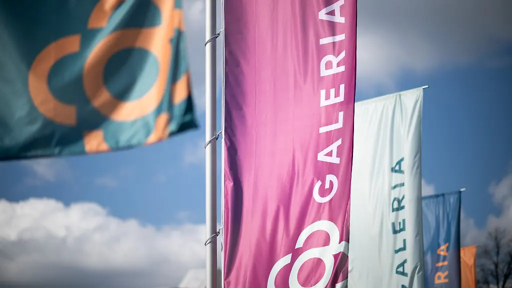 Fahnen-vor-der-Firmenzentrale-von-Galeria-Karstadt-Kaufhof-in-Essen