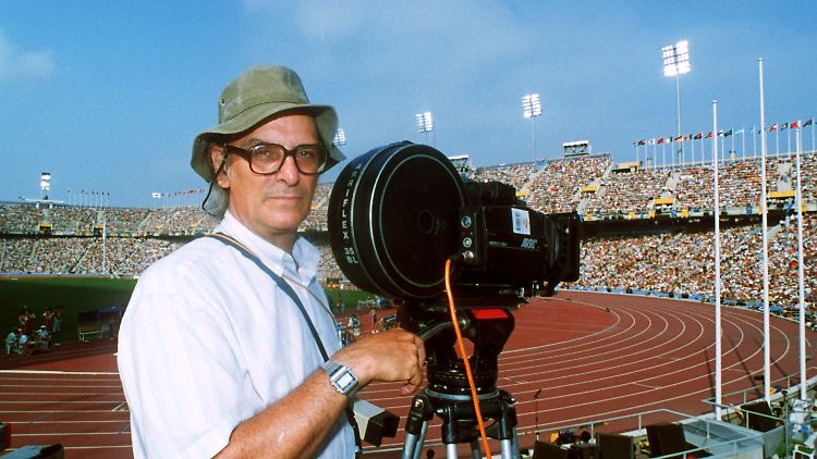 Carlos Saura bei Dreharbeiten zu seinem Olympia-Film "Marathon, die Flamme des Friedens".