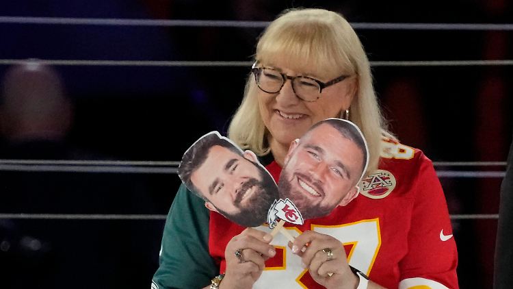 Donna Kelce jubelt am Sonntag für ihre Söhne Jason und Travis.