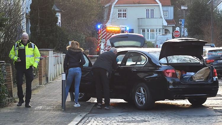 Am Tatort war zu sehen, wie die Scheibe der Fahrertür gesplittert war.