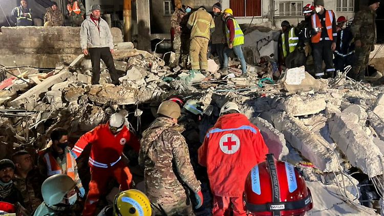 Noch immer sind Helfer im Katastrophengebiet unterwegs, wie hier im syrischen Dschabla. 