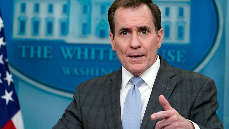 Kirby trat kurz nach dem Abschuss vor die Presse. 