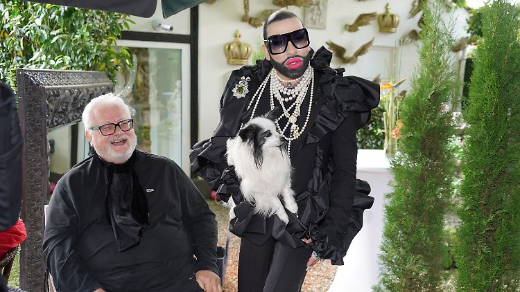 Dieter Schroth, Hund Billy King und Harald Glööckler (von links).