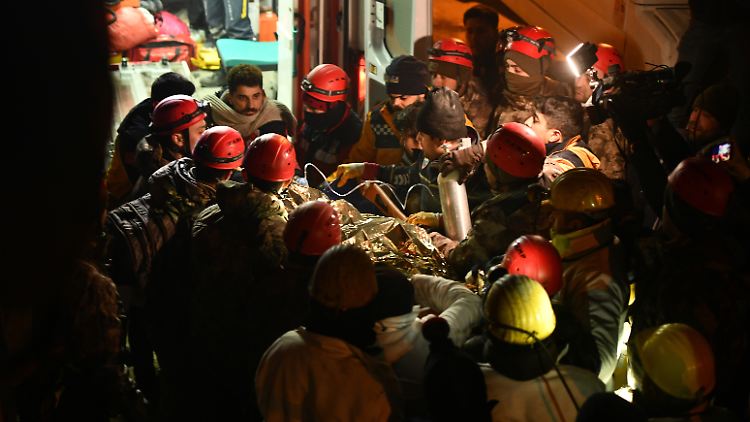 Die schwangere Frau überlebte 115 Stunden unter den Trümmern, ehe sie geborgen wurde. 