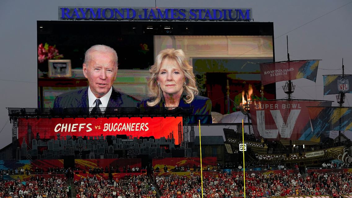 US-Präsident Biden und seine Frau Jill überbringen eine Botschaft vor dem Super Bowl 55 im Jahr 2021.